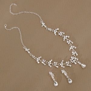 Elegantes Brautschmuck Set mit funkelnden Strasssteinen und Tropfenanhänger Halsketten