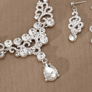 Silbernes Brautschmuck-Set mit birnenförmigen Strasssteinen und Kristall-Halskette-Ohrringen
