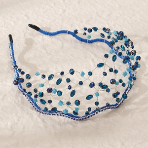 Vue détaillée du serre-tête de mariée fait main avec cristaux bleus et fils d'argent tissés