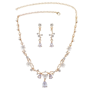 Elegantes Brautschmuck-Set mit Kristall-Tropfen und weißen Blumen für Hochzeit und Feier