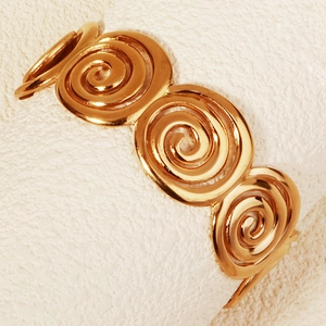 Detail eines goldenen Spiralscheiben-Armbands im Meeresstil mit polierter Spiegeloberfläche