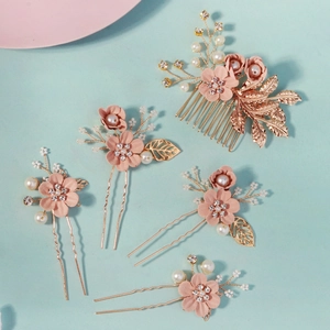 Détail d'un ensemble 5 pièces avec fleurs en tissu rose et feuilles dorées