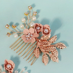 Peigne à cheveux de mariée or rose avec fleurs en tissu rose, perles et accents de cristal