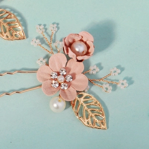 Détails de fleurs en tissu rose et épingles à cheveux dorées avec perles et zircons