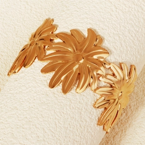 Makro-Detail von goldenem Sonnenblumen-Armband mit gebürsteten Metallblütenblättern
