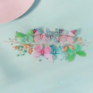 Vue détaillée d'une pince à cheveux papillon faite main avec perles et cristaux brillants