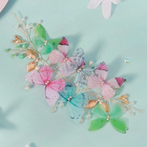 Détail de la pince à cheveux papillon faite main avec perles et perles de cristal