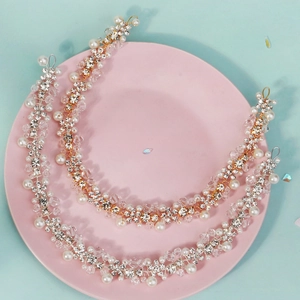 Eleganter handgefertigter Brauthaarschmuck mit Perlen und Kristallen auf Gold und Silber