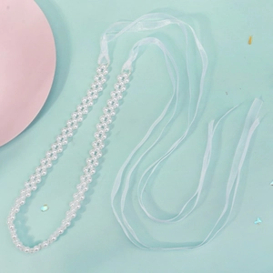 Vue détaillée d'une ceinture élégante en perles doubles avec rubans en organza blanc