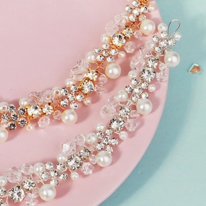 Nahaufnahme von handgefertigtem Braut-Haarschmuck mit Perlen und Strass auf feinem Draht