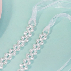 Détail de la ceinture en perles à double rangée avec ruban organza pour robe de soirée