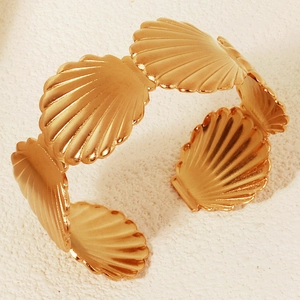 Goldener Muschel Armreif aus Edelstahl im maritimen Stil für Damen und Urlaub