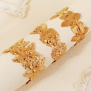 Goldene Armspangen im Meeres-Stil mit Ahornblatt-, Löwenkopf- und Blumendekor