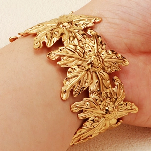 Künstlerisches goldlagiges Blattmanschettenarmband mit natürlichen Texturen für Damen