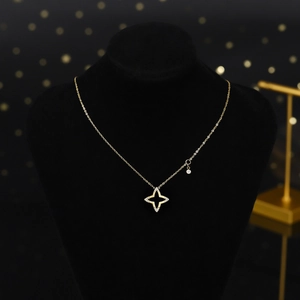 Detail eines sternförmigen Zirkonia-Anhängers an einer Goldkette auf schwarzem Büstenständer