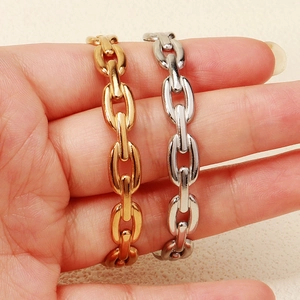 Dettaglio delle maglie a catena intrecciate su bracciali regolabili in acciaio oro e argento