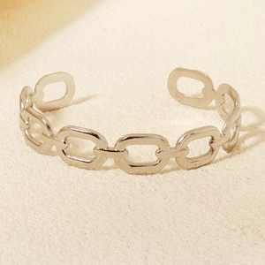 Vista macro di un bracciale rigido a catena in acciaio inossidabile argento lucido