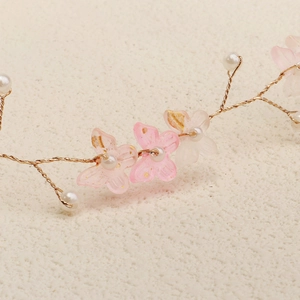 Exquisite bridal hairband with resin flowers and pearls in a soft aesthetic style