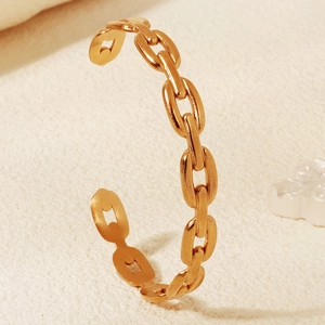 Dettaglio macro del bracciale aperto a catena in acciaio inossidabile dorato lucido