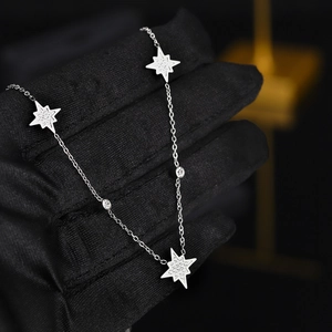 Detaillierte Makroansicht der Sternanhänger mit Zirkonia-Inlay auf silberner Halskette