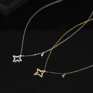 Halsketten-Set in Gold und Silber mit Stern-Anhängern und funkelnden Zirkonia-Steinen
