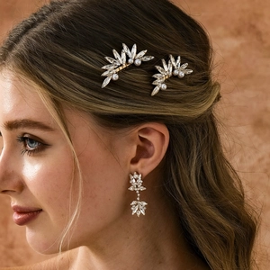 Elegante goldene Brauthaarnadeln und Ohrringe Set mit Kristallen und weißen Perlen