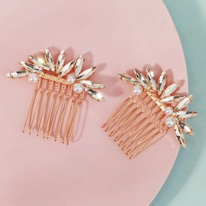 Dettaglio di due pettini per capelli da sposa dorati con strass marquise e perle bianche