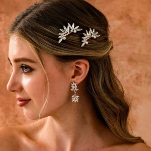 Brauthaarkamm-Set und Ohrhänger mit Marquise-Strasssteinen und weißen Perlen in Silber
