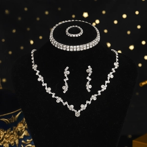 Parure De Bijoux De Luxe En Alliage Et Strass Pour Femmes Couleur Argent En Forme De V Collier Boucles D'oreilles Bracelet Bague