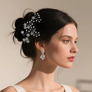 Nahaufnahme von Braut-Haarschmuck mit silbernen Kristallblumen und passenden Ohrringen