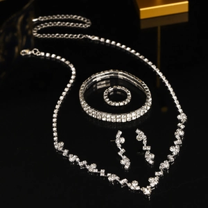 Gros plan sur la parure de bijoux mariée avec cristaux étincelants sur surface réfléchissante