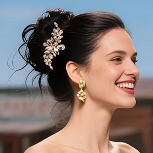 Detailansicht eines funkelnden goldenen Haarkamms mit Kristallen für Brautfrisuren