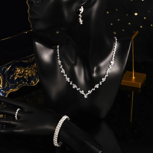 Parure de bijoux de mariée élégante en argent avec cristaux brillants pour banquet de mariage