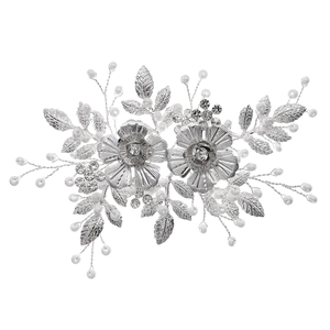 Pince à cheveux de mariée argentée avec fleurs en métal, perles et strass sur fond blanc