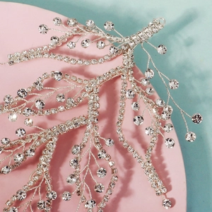 Vue macro détaillée de l'accessoire de mariée avec strass scintillants et motif de feuilles