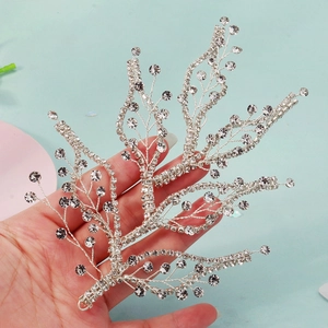 Détails d'un serre-tête de mariée en argent avec feuilles de strass et monture en alliage