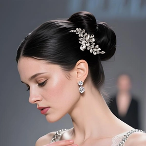 Eleganter silberner Braut-Haarkamm mit schimmernden Strass-Blumenblattmustern