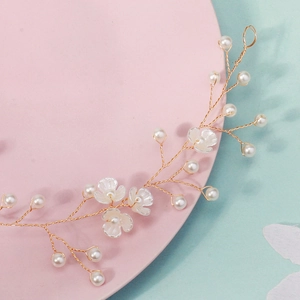 Bandeau de mariée fait main avec perles blanches et pétales sur fil doré élégant