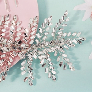 Gros plan du bandeau de mariée argenté avec strass marquise et tissage de fils