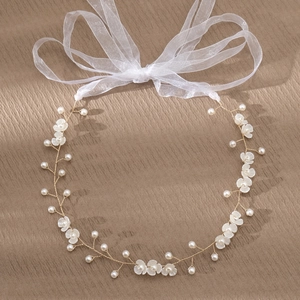 Vigne de cheveux de mariée faite main avec fleurs blanches, perles et rubans d'organza