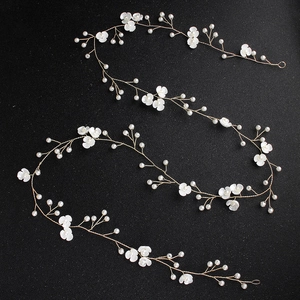 Vigne de cheveux de mariée avec fleurs blanches et perles sur fil doré 1m de long