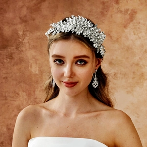 Détail de la tiare de mariée et boucles d'oreilles avec cristaux marquise de luxe