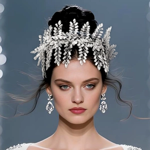 Gros plan sur un bandeau de mariée de luxe avec des strass étincelants marquises et rectangulaires