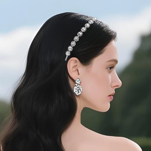 Gros plan sur le serre-tête tournesol en strass brillant et boucles d'oreilles