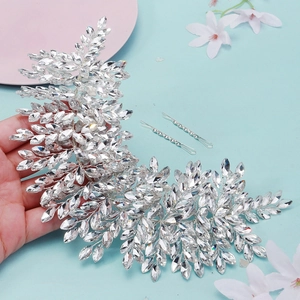 Détail macro de la vigne de cheveux de mariée en argent avec cristaux marquise