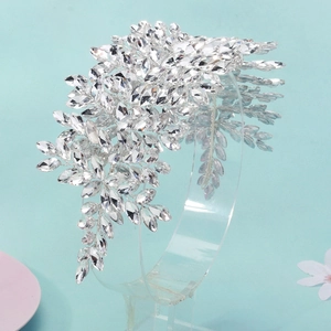 Détail d'un bandeau de mariée luxueux avec strass marquise étincelants et motif feuillage