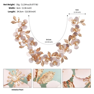 Dettaglio fascia sposa con fiori rosa chiaro, foglie dorate e perle artificiali