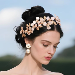 Dettaglio della fascia da sposa floreale con foglie dorate e orecchini di perle set