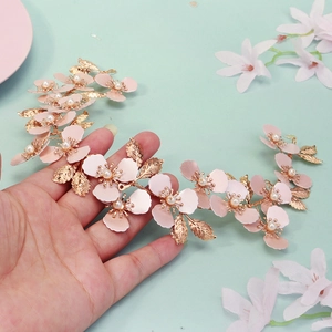 Elegante diadema nupcial con flores rosas mate y hojas de metal dorado con perlas