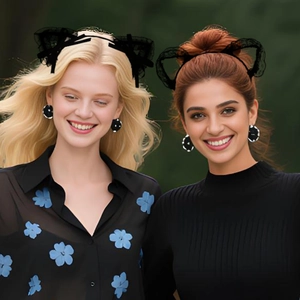 Detailansicht zweier Models mit schwarzen Katzenohren-Stirnbändern aus Spitze und Schleifen